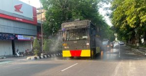 Polres Klaten Melakukan Penyemprotan Jalan Protokol Dengan Kendaraan Water Canon