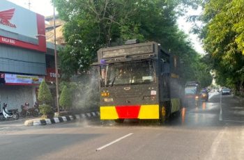 Polres Klaten Melakukan Penyemprotan Jalan Protokol Dengan Kendaraan Water Canon