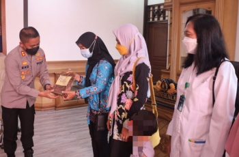 Alumni Akpol  Berikan Santunan Kepada Keluarga Anggota Polres Klaten Yang Meninggal Akibat Covid-19
