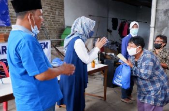 Eva yuliana menggelar pasar murah di Klaten