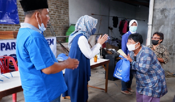 Eva yuliana menggelar pasar murah di Klaten