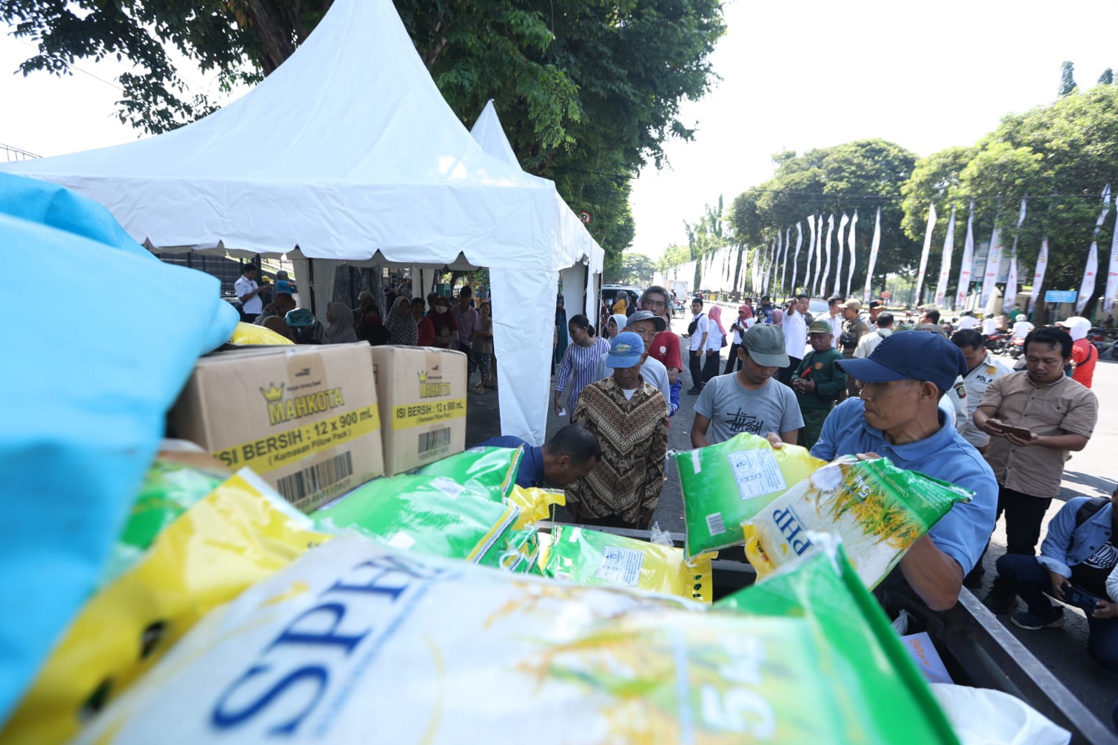 Tiap Hari Pemkab-Bulog Banyuwangi Gelontor 10 Ton Beras untuk Operasi Pasar