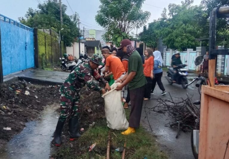 Kepedulian Koramil 04-/Galesong, Bersama Warga Kerja Bakti Bersihkan Saluran Air