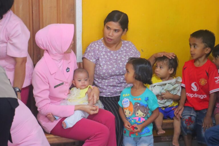 Peduli Kasih Kapolres TTS Dampingi Ketua Bhayangkari Baksos Ke Panti Asuhan Umemanekan SoE